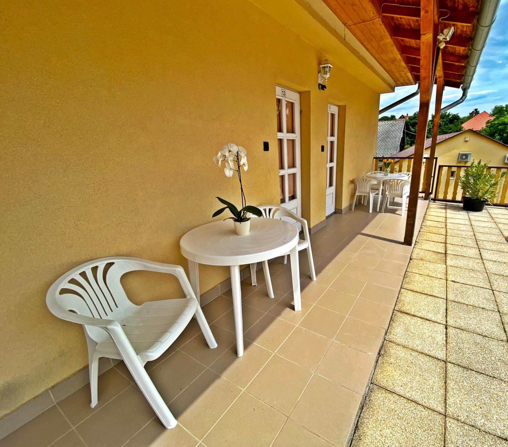 Hotel Magnolia Balatonszepezd Bilik gambar
